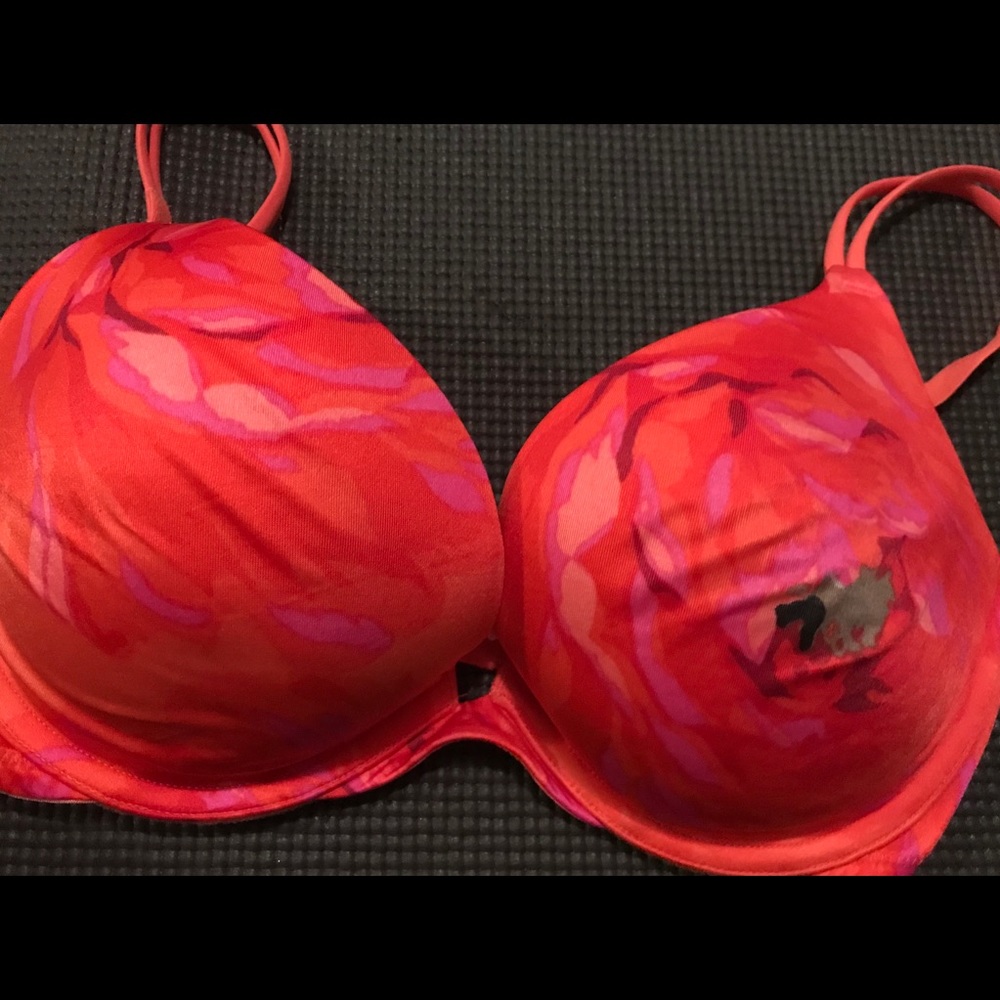 34D Victoria’s Secret bra